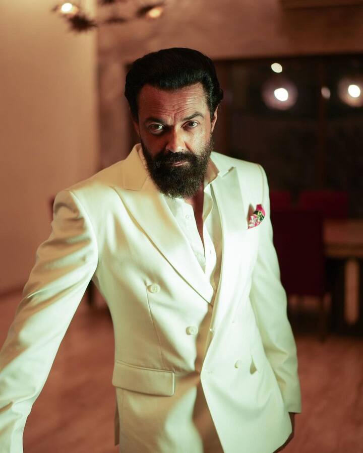 बॉबी देओल इंडस्ट्री के चार्मिंग स्टार धर्मेंद्र के बेटे हैं. जिन्होंन ‘बरसात’ से अपना करियर शुरू किया था. जिसके बाद उन्होंने कई फिल्मों में काम किया.