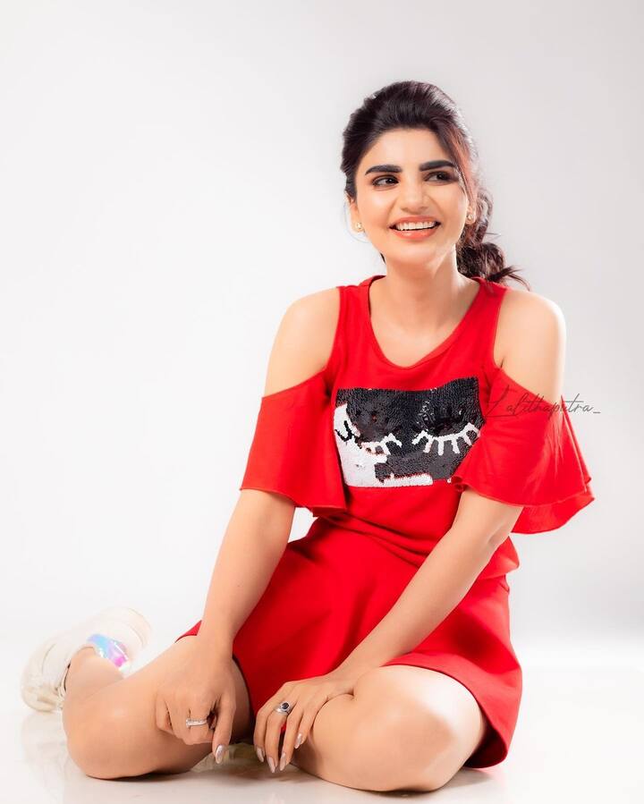 బికాం డిగ్రీ పూర్తి చేసింది వర్ష.
