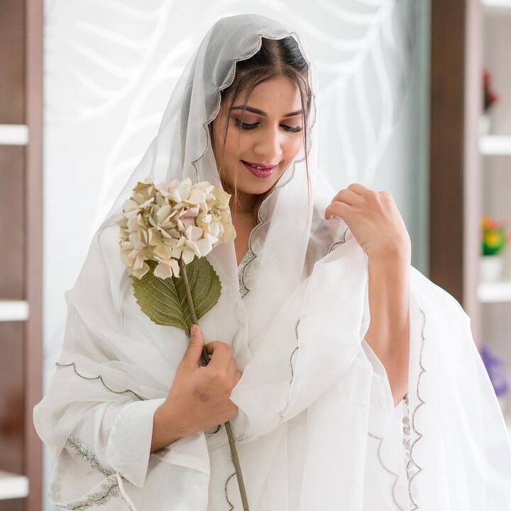 చిన్న చిన్న పాత్రలు చేసుకుంటూ మోడలింగ్లో అడుగుపెట్టింది.