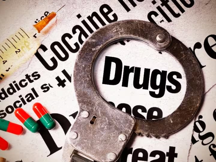 Jammu Kashmir Drugs Interstate drugs module busted in Jammu and Kashmir female gangster arrested in raid ann Jammu Kashmir Drugs: जम्मू-कश्मीर में अंतरराज्यीय ड्रग्स मॉड्यूल का भंडाफोड़, छापेमारी में महिला सरगना गिरफ्तार
