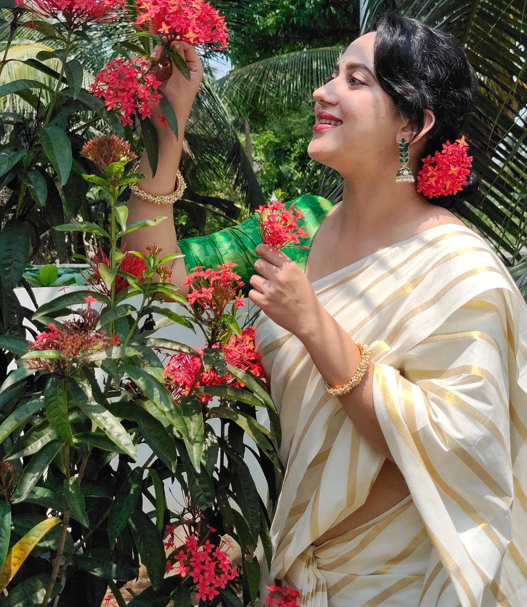 இத்தனை அழகா என்று தேய்ந்திடும்