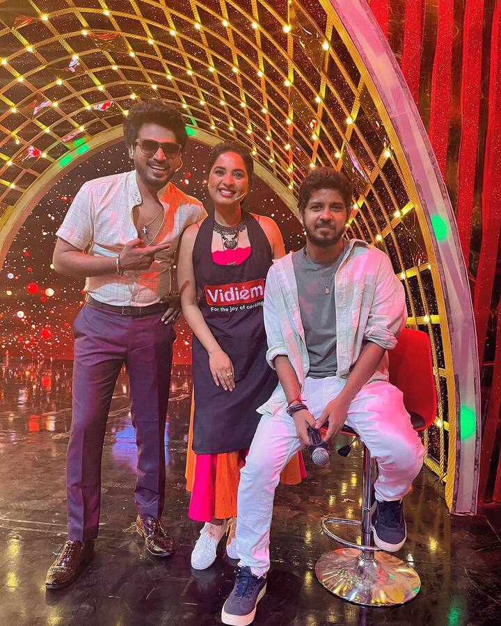 நிகழ்ச்சி தொகுப்பாளர் ரக்‌ஷன்-இயக்குநர் பார்த்திபனுடன் சிருஷ்டி டாங்கே.