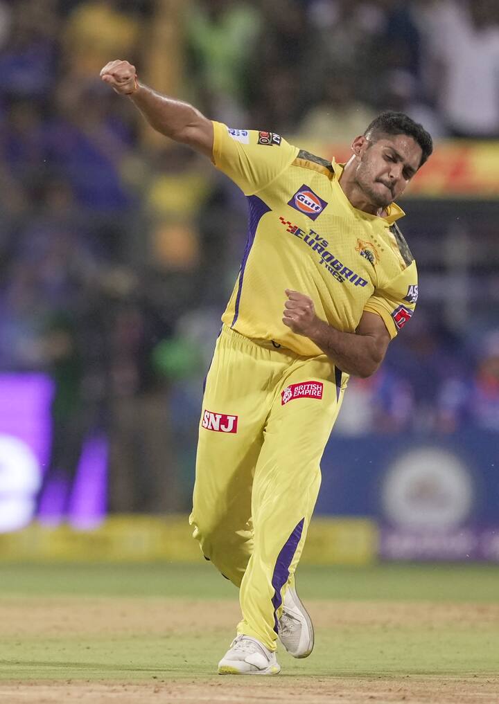 31 मार्च रोजी, गुजरात टायटन्स आणि चेन्नई सुपर किंग्स यांच्यात 16व्या मोसमातील सलामीचा सामना खेळला गेला. या सामन्यात कर्णधार धोनीने अंबाती रायडूच्या जागी तुषार देशपांडेला इम्पॅक्ट प्लेयर म्हणून सामील केलं. चेन्नई संघाकडून फलंदाजी रायडू आणि गोलंदाजी तुषार देशपांडे यांनी केली.