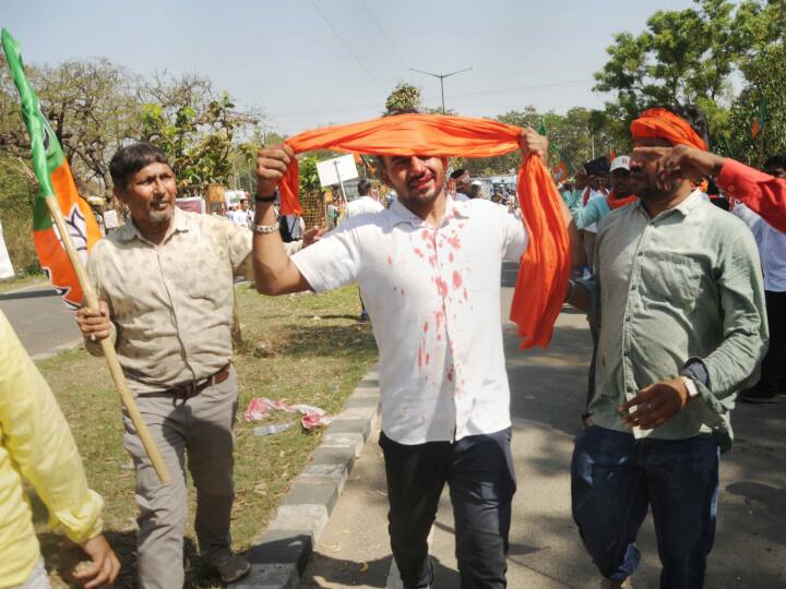 इस दौरान पार्टी कार्यकर्ताओं व पुलिस के बीच हुई झड़प में 10 पुलिस कर्मियों सहित कम से कम तीन दर्जन लोग घायल हो गए.