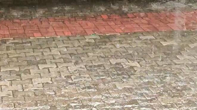 तसेच विजांचा कडकडाटदेखील झाला.