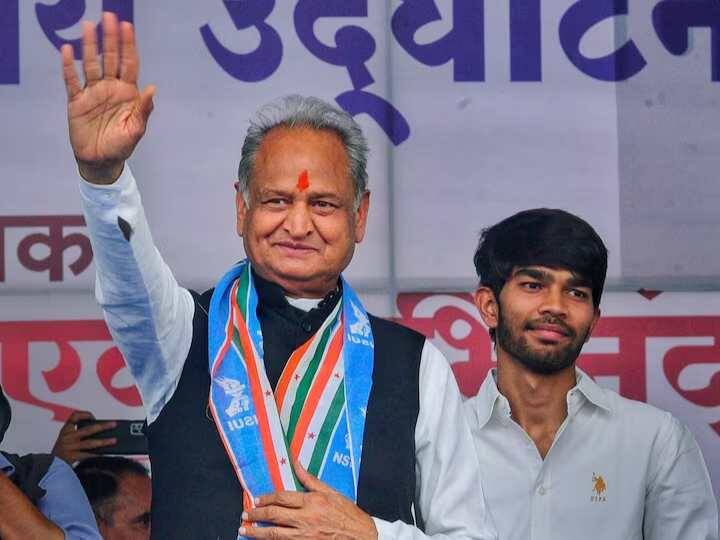 वहीं अशोक गहलोत 41 साल से राजनीति में हैं. इस दौरात वह 3 बार राजस्थान से मुख्यमंत्री बन चुके हैं.