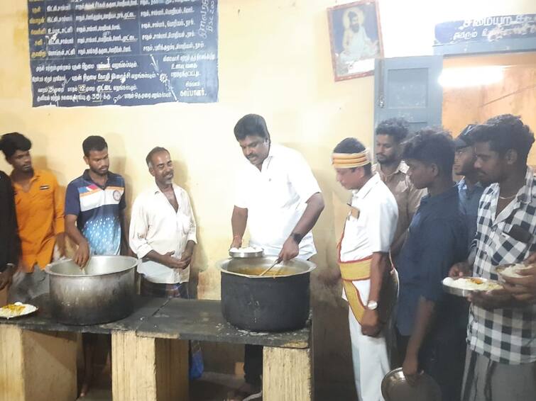 Thanjavur mayor's surprise inspection of food quality at King Sarabhoji College Hostel TNN மன்னர் சரபோஜி கல்லூரி விடுதியில் உணவின் தரம் குறித்து தஞ்சை மேயர்  திடீர் ஆய்வு