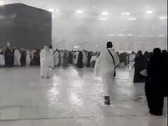 मक्का में भारी बारिश के बीच उमरा करते लोग, देखें वीडियो