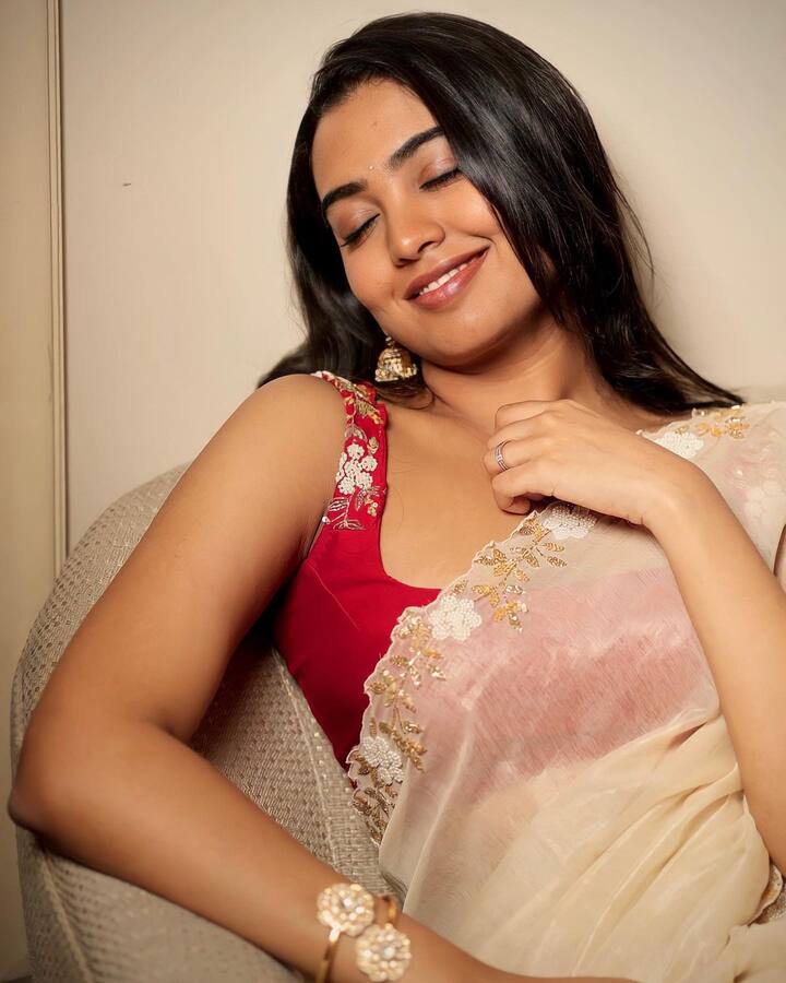 'ఆనందం విలైయాడుం వీడు'  సినిమా తో తమిళ్ చిత్రపరిశ్రమలోకి అడుగు పెట్టింది శివాత్మిక.