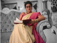 నటి ప్రియా న్యూ లుక్ - ఏం చదువుతున్నారో!