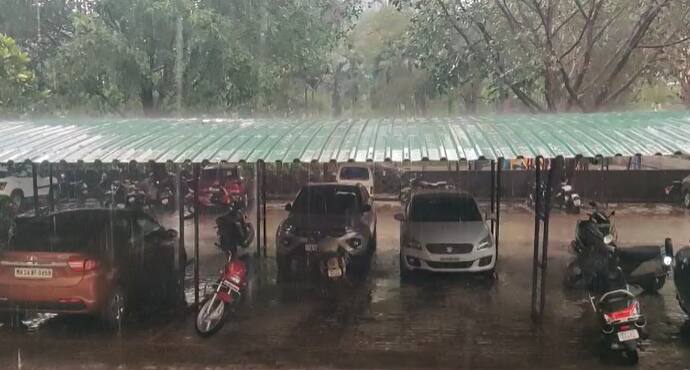 अचानक आलेल्या पावसाने पुणेकरांची चांगलीच तारांबळ उडाली होती.