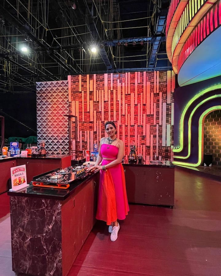 தனியார் தொலைக்காட்சியின் பிரபல நிகழ்ச்சி, குக் வித் கோமாளி. இந்நிகழ்ச்சி 4ஆவது சீசனில் 10 வாரங்களுக்கு முன்னர் அடியெடுத்து வைத்தது.