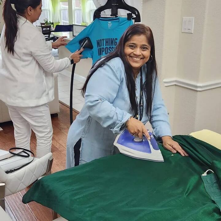 कुर्रर्रर्रर्र या नाटकाच्या टीमचे फोटो विशाखानं शेअर केले. या फोटोमध्ये नम्रता संभेराव, प्रसाद खांडेकर आणि पॅडी कांबळे हे कलाकार विविध कामे करताना दिसत आहेत. नम्रता आणि विशाखा या फोटोमध्ये कपड्यांना इस्त्री करताना दिसत आहेत.