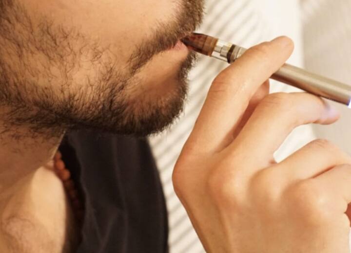 Britain: सिगरेट छुड़वाने के लिए ब्रिटेन ने की नई पहल, बांटा जाएगा 10 लाख मुफ्त किट UK To Give Away 1 Million Free Vaping Kits To Help Smokers Quit Cigarettes Britain: सिगरेट छुड़वाने के लिए ब्रिटेन ने की नई पहल, बांटा जाएगा 10 लाख मुफ्त किट