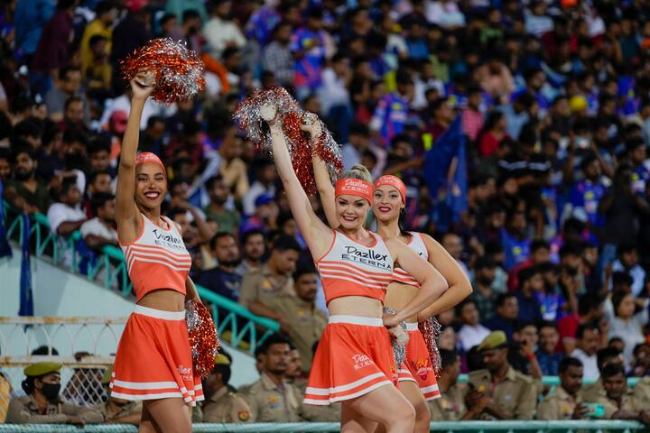 आयपीएलमध्ये चीअर लीडर्सचे काम अथवा नोकरी सहजासहजी मिळत नाही. त्यासाठी काही अटी आणि शर्ती आहेत. आयपीएल चीअरलीडरला डान्स, मॉडेलिंग आणि गर्दीसमोर परफॉर्म करण्याचा अनुभव असणे आवश्यक आहे. त्याशिवाय चीअर लीडर्सला आपले शरीर लवचीक ठेवावे लागते. फक्त डान्स करून चालत नाही तर संघातील खेळाडूंना, चाहत्यांना प्रोत्साहन कसे देता येईल, याचा विचारही त्यांना करावा लागतो.