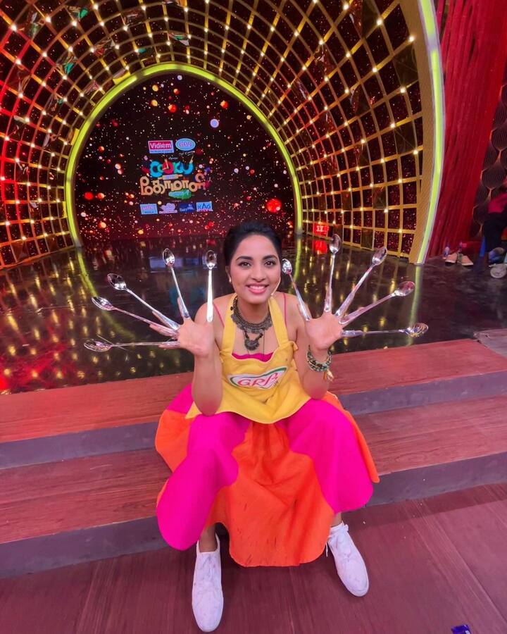 இந்த சீசனில் முக்கியமான போட்டியாளர்களுள் ஒருவர், ஸ்ருஷ்டி டாங்கே. ஆரம்பத்தில் சமைப்பதற்கு கொஞ்சம் தடுமாறிய இவர், இப்போது ‘மிகவும் நல்ல குக்’ என பெயர் எடுத்து விட்டார்.