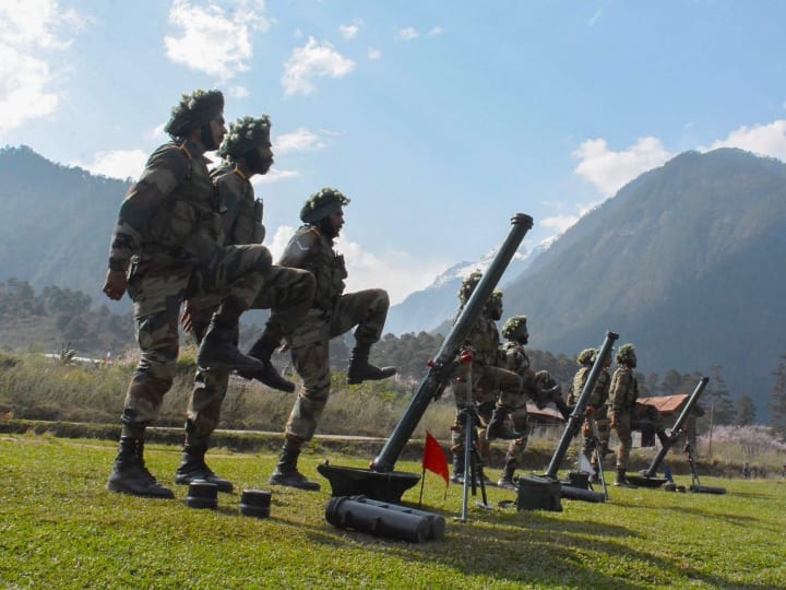 India China Standoff Heavy deployment of Chinese army near Doklam Indian Army also on alert Mode India China Standoff: डोकलाम के पास चीनी सेना का भारी जमावड़ा, भारतीय सेना अलर्ट