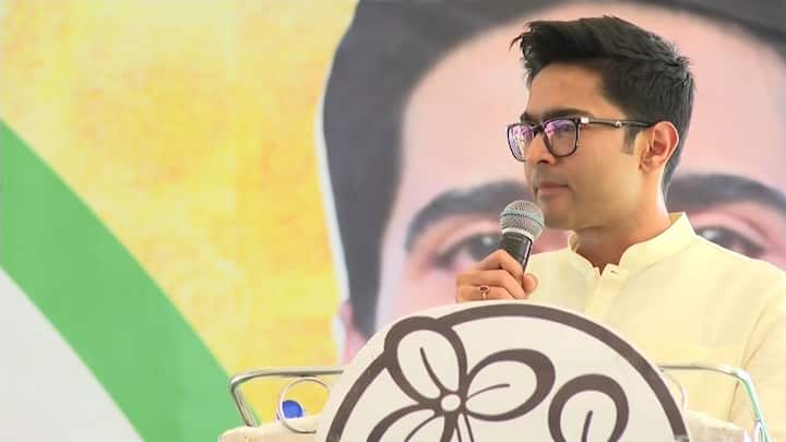 মূলত, সৌমিত্র ও সুজাতা ইস্যুতে এর আগেও বহুবার জলঘোলা হয়েছে। ভোটের আগে প্রকাশ্য়ে এসেছিল সৌমিত্র-র বক্তব্যে আবেগঘন মুহূর্তও।  তবে এদিন অভিষেকের মন্তব্যের পরেই  তীব্র আক্রমণ করলেন তিনিও।