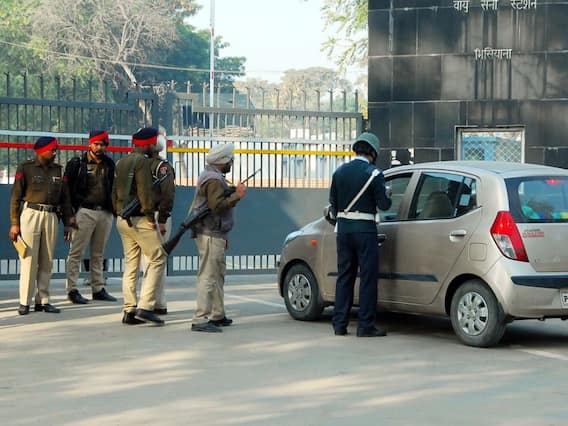 Bathinda Military Station: भटिंडा मिलिट्री कॅम्पमध्ये गोळीबार, चार जवानांचा मृत्यू, मिलिट्री कॅम्प सील करून सर्च ऑपरेशन सुरू Bathinda Military Station: भटिंडा मिलिट्री कॅम्पमध्ये गोळीबार, चार जवानांचा मृत्यू, मिलिट्री कॅम्प सील करून सर्च ऑपरेशन सुरू