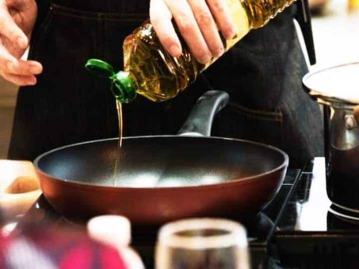 health tips used cooking oil side effects it may be cause of cancer diabetes पूड़ियां तलने के बाद कहीं आप भी तो नहीं कर रहीं ऐसी गलती, मान लें डॉक्टर की बात वरना हो सकती हैं शुगर-कैंसर जैसी बीमारियां
