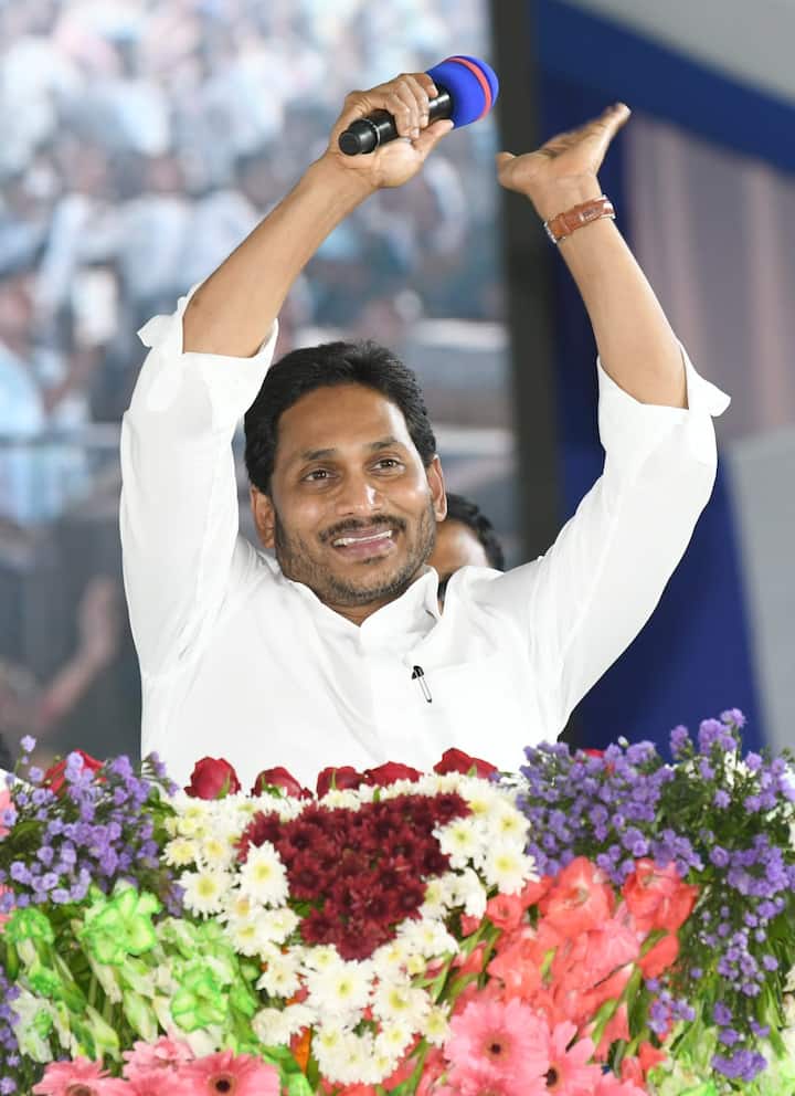 సభకు హజరయిన అభిమానులతో సీఎం జగన్