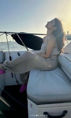 Mouni Roy: ਮੌਨੀ ਰਾਏ ਯਾਟ 'ਚ ਬੈਠ ਕੇ ਬੀਚ ਦੇ ਨਜ਼ਾਰੇ ਦਾ ਆਨੰਦ ਲੈਂਦੀ ਆਈ ਨਜ਼ਰ, ਵੇਖੋ ਤਸਵੀਰਾਂ