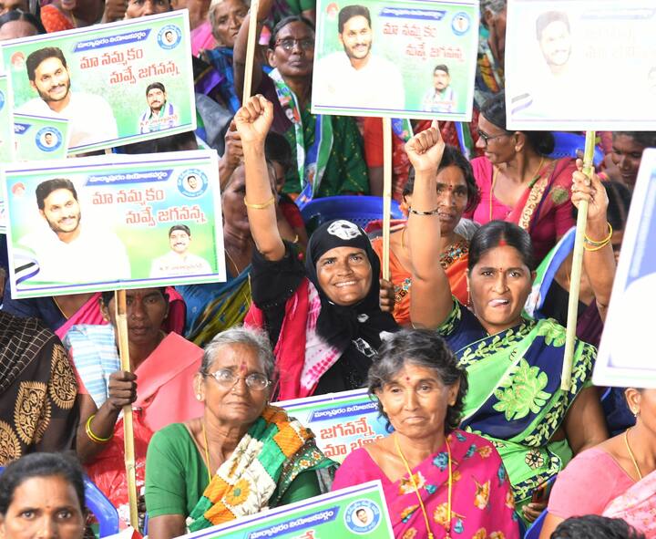 సభకు హజరయిన మహిళలు..