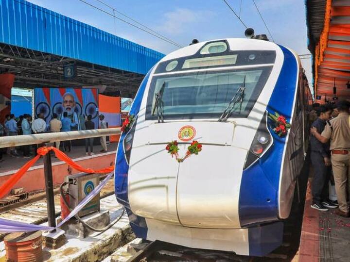 Rajasthan: राजस्थान की पहली वंदे भारत एक्सप्रेस अजमेर से दिल्ली के लिए शुरू हो गई है. ट्रेन अंदर से बहुत अलग दिख रहा है. ट्रेन के दरवाजों में सेंसर लगे हैं. देखें तस्वीरें-