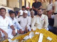 Sadabhau Khot : राज्य सरकारने एकदाचं ठरवावं शेतकऱ्यांनी जगाव की मरावं? सदाभाऊ खोत यांचे आरटीओ कार्यालयात आंदोलन