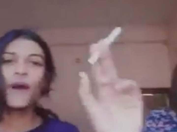Kolkata Minor Girl singing national anthem with cigarette Viral Video police filed case against girls Viral Video: हाथ में सिगरेट, राष्ट्रगान गाते हुए वीडियो... कोलकाता में लड़कियों पर मामला दर्ज, जानिए अब क्या होगा