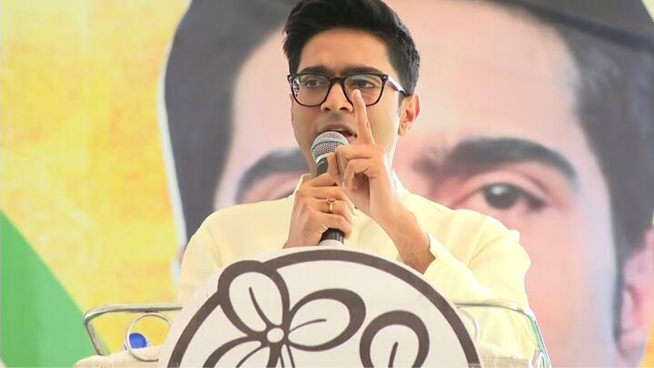 এদিন অভিষেক বলেন, 'আমাদের চোখে কারও দুর্নীতি ধরা পড়লে ঘাড়ধাক্কা দিয়ে দল থেকে বের করেছি। আর বিজেপি যাঁরা দুর্নীতি করে তাঁদের মাথায় করে রাখে।'