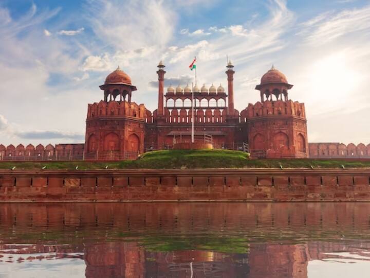 Red Fort History: बारी-बारी से सिख, मराठों और अंग्रेजों के कब्जे में रहा लाल किले का तख्त, दिलचस्प है इसे बनाए जाने की कहानी