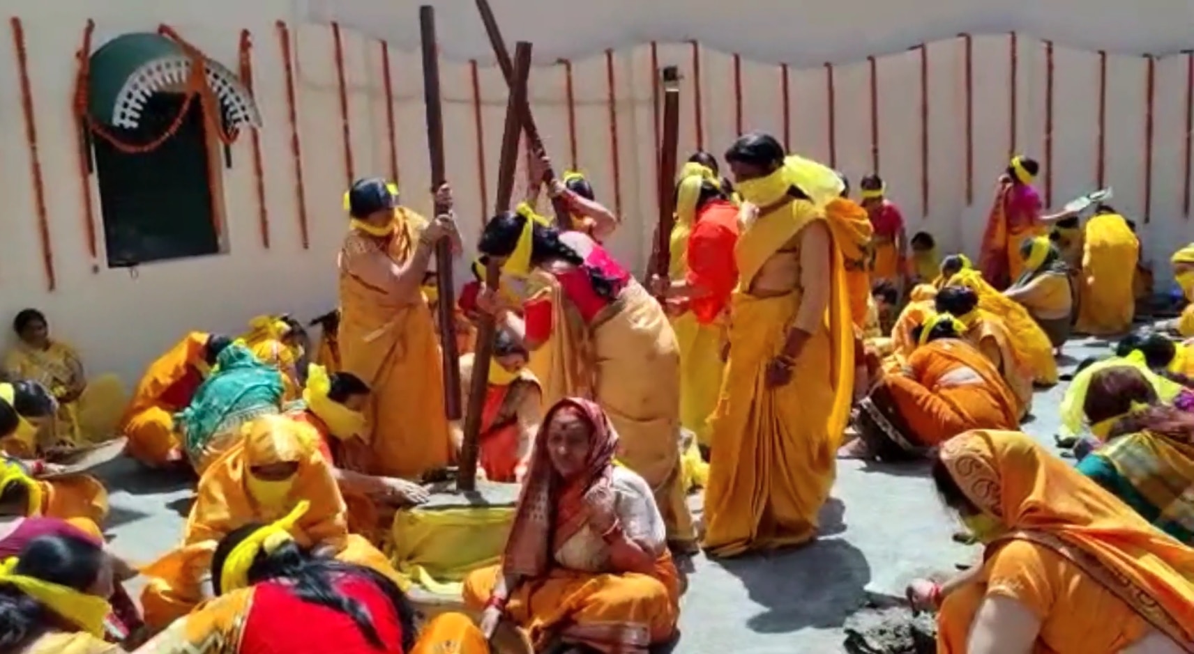 भगवान बद्री विशाल के अभिषेक के लिए सुहागिन महिलाओं ने पिरोया तिलों का तेल, टिहरी की सांसद रहीं मौजूद