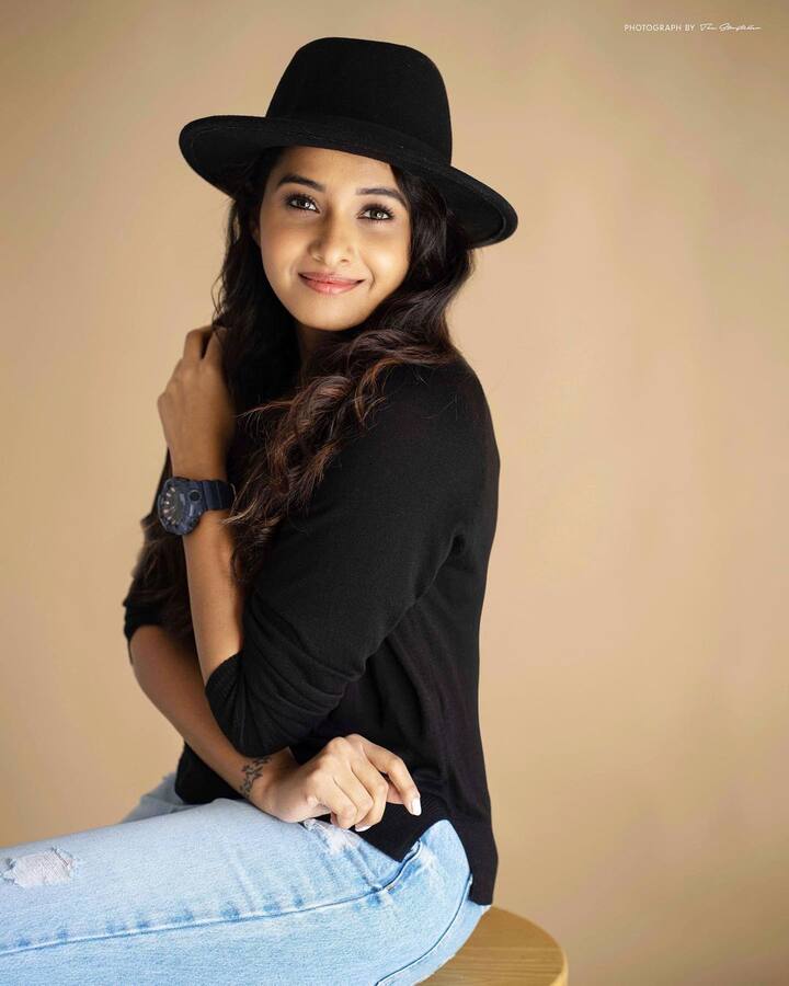 'టైమ్ ఎన్నా బాస్', 'బాధితుడు' వంటి వెబ్ సిరీస్ లలో నటించి అలరించింది.