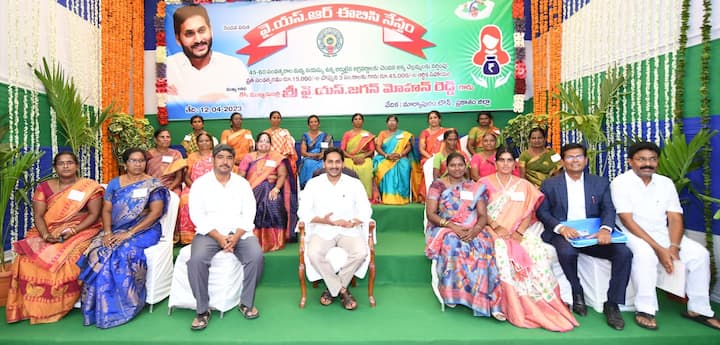 లబ్దిదారులతో జగన్ గ్రూప్ ఫోటో