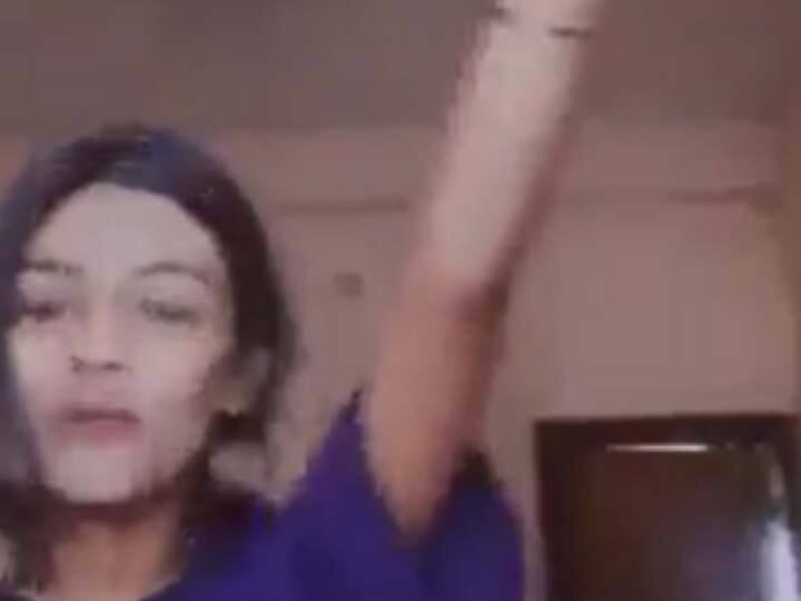 Viral Video: हाथ में सिगरेट, राष्ट्रगान गाते हुए वीडियो... कोलकाता में लड़कियों पर मामला दर्ज, जानिए अब क्या होगा
