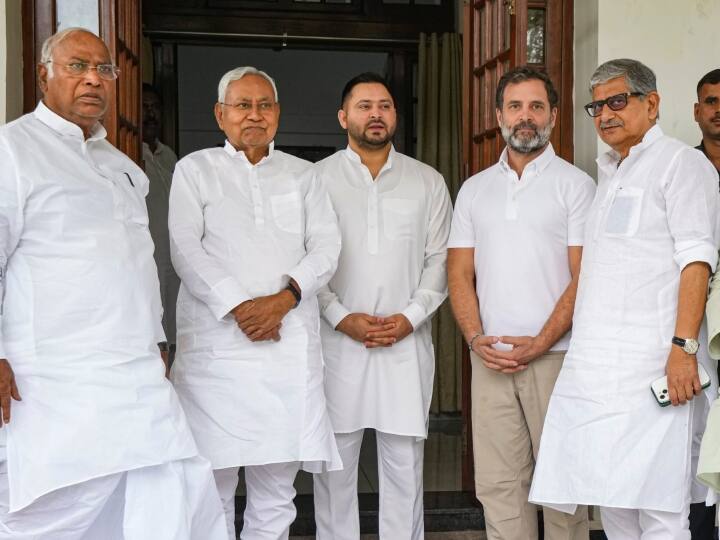 Lok Sabha Election: नीतीश कुमार और तेजस्वी यादव ने की मुलाकात तो विपक्षी एकता पर राहुल गांधी बोले, 'बेहद ऐतिहासिक कदम है, हम...' Nitish Kumar and Tejashwi Yadav meets Rahul Gandhi and Mallikarjun Kharge for opposition unity before Lok Sabha Election 2024 Lok Sabha Election: नीतीश कुमार और तेजस्वी यादव ने की मुलाकात तो विपक्षी एकता पर राहुल गांधी बोले, 'बेहद ऐतिहासिक कदम है, हम...'