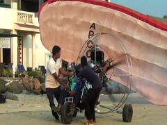 Sindhudurg : निळाशार समुद्र, नारळी पोफळीच्या बागा; कोकणातील समुद्रकिनाऱ्यावर पॅरामोटर राईडची धमाल