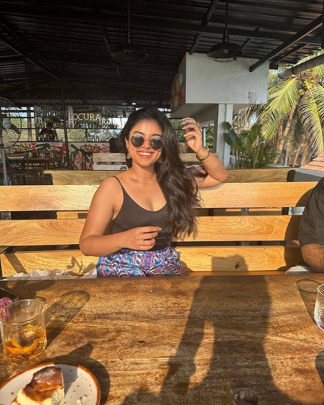 முதன் முதலாக குஜராத் மொழி படத்தில் நடித்து சினிமா உலகில் என்ட்ரியான இவர், ஜம்ப லக்கடி பம்பா என்ற  படம் மூலம் தெலுங்கில் அறிமுகமானார்.