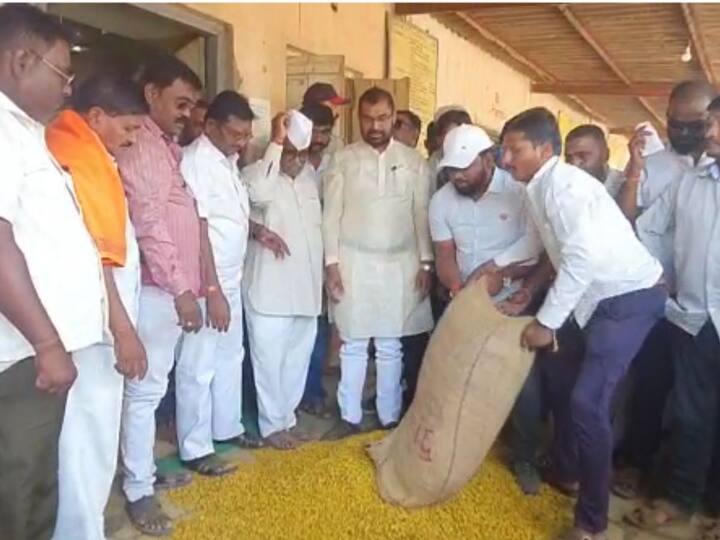 सौद्यासाठी हळद घेऊन राहुरीहून सांगलीकडे येणारी गाडी आरटीओ अधिकाऱ्यांनी अडवत 30 हजाराचा  दंड केला होता.