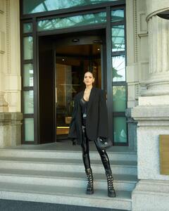 Esha Gupta Latest Images : ఏక్ బార్ అంటూ రామ్ చరణ్‌తో స్టెప్పులు వేసిందీ అందాల భామే