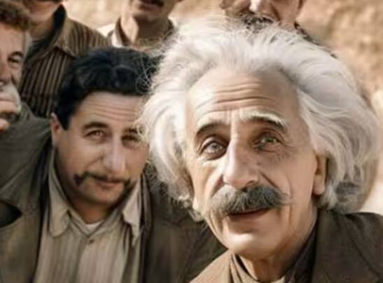 ਤਸਵੀਰਾਂ 'ਚ ਦਿਖਾਇਆ ਗਿਆ ਹੈ ਕਿ ਜੇਕਰ ਅਲਬਰਟ ਆਇਨਸਟੀਨ ਸੈਲਫੀ ਲੈਂਦੇ ਤਾਂ ਮਹਾਤਮਾ ਗਾਂਧੀ ਕਿਵੇਂ ਦੇ ਲੱਗਦੇ।