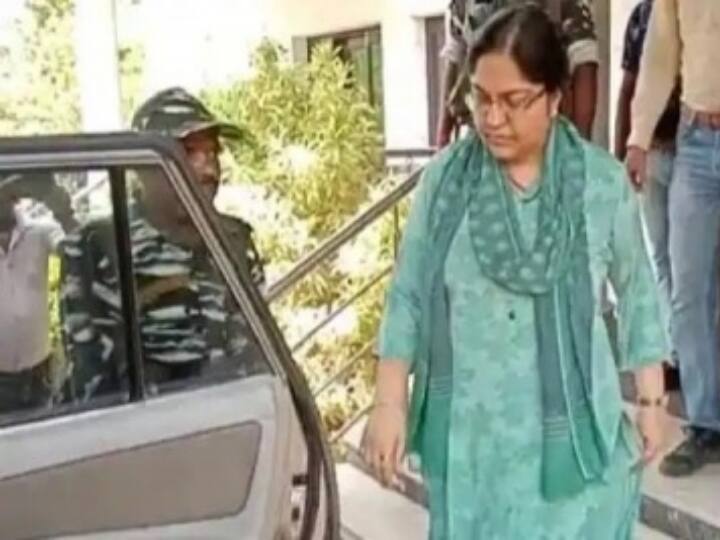 Jharkhand Suspended IAS Pooja Singhal surrenders ED court in money laundering case Pooja Singhal Surrender: झारखंड में निलंबित IAS पूजा सिंघल ने ईडी कोर्ट में किया सरेंडर, तीसरी बार भेजी गईं जेल