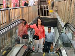 Hema Malini: लग्झरी कार सोडून हेमा मालिनी यांनी मुंबई मेट्रो आणि रिक्षामधून केला प्रवास; पाहा फोटो