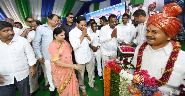 దివంగత నేత మాజీ ముఖ్యమంత్రి రాజశేఖర్ రెడ్డికి జగన్ నివాళి