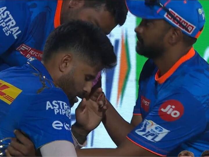 IPL 2023 Suryakumar Yadav Suffers Freak Eye Injury While Attempting Axar Patel's Catch During MI VS DC Clash - Watch SuryaKumar Yadav: ముంబయికి షాక్‌! బంతి తగిలి సూర్యా భాయ్‌ కంటికి గాయం!