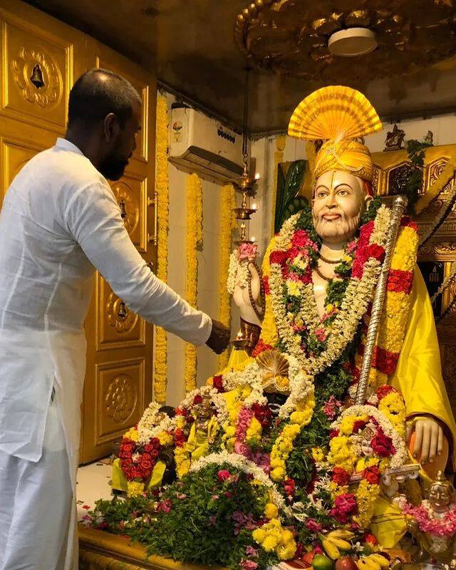 தனது அம்மாவிற்கு கோயில் கட்டி கொண்டாடும் இவர், ராகவேந்திரரின் தீவர பக்தர் ஆவார்