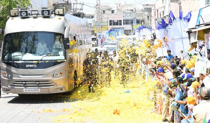 దారి పొడవునా జగన్ కు పూలతో స్వాగతం పలికిన ప్రజలు