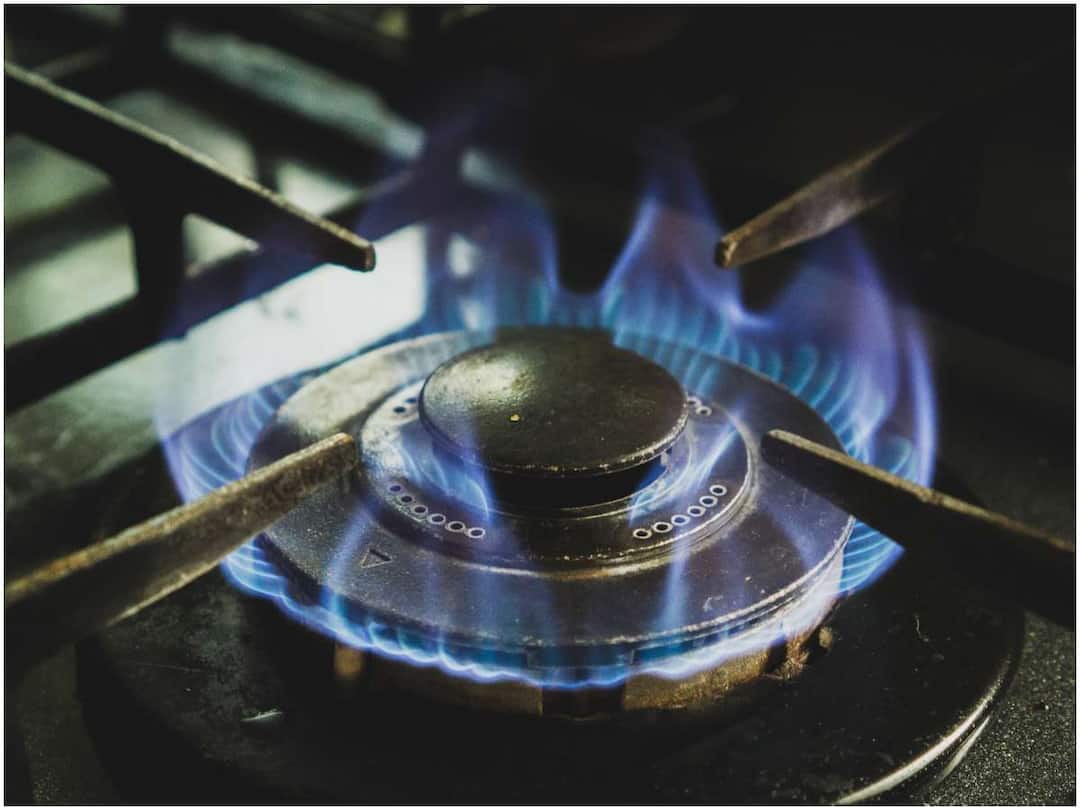 Follow some tips to make the gas cylinder last longer Gas Usage: గ్యాస్ సిలిండర్ ఎక్కువ కాలం పాటు రావాలా, అయితే కొన్ని చిట్కాలు పాటించండి