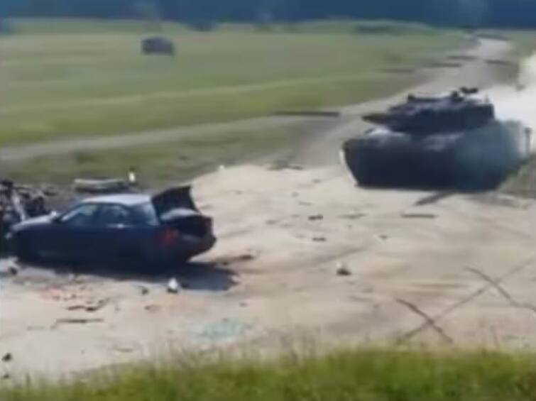 heavy army tank blew up the car in a moment video goes viral on social media Viral Video: ਜਦੋਂ ਇੱਕ ਕਾਰ 'ਤੇ ਚੜ੍ਹਿਆ ਫੌਜ ਦਾ ਟੈਂਕ ਤਾਂ ਸਕਿੰਟਾਂ 'ਚ ਪਾਪੜ ਬਣ ਗਈ ਕਾਰ! ਦੇਖੋ ਵੀਡੀਓ